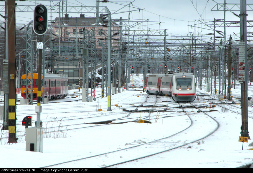 VR Pendolino Arriving As Sm2 EMU Pair + Sm1 EMU Pair Depart